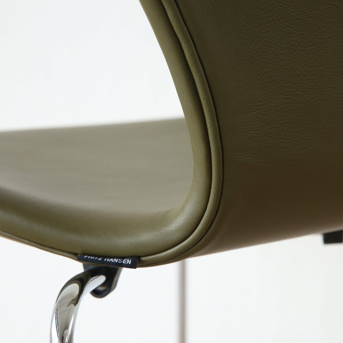 FRITZ HANSEN（フリッツ・ハンセン） / SERIES 7（セブンチェア） / Essential Leather（エッセンシャルレザー） / モスグリーン / フルパディング