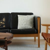 MELLEM（メレム） / Kvadrat/Raf Simons（クヴァドラ/ラフ・シモンズ） / フェザークッション 45×45cm /  Atom（アトム）× Remix Screen（リミックス スクリーン） / 中材入り / 全2色