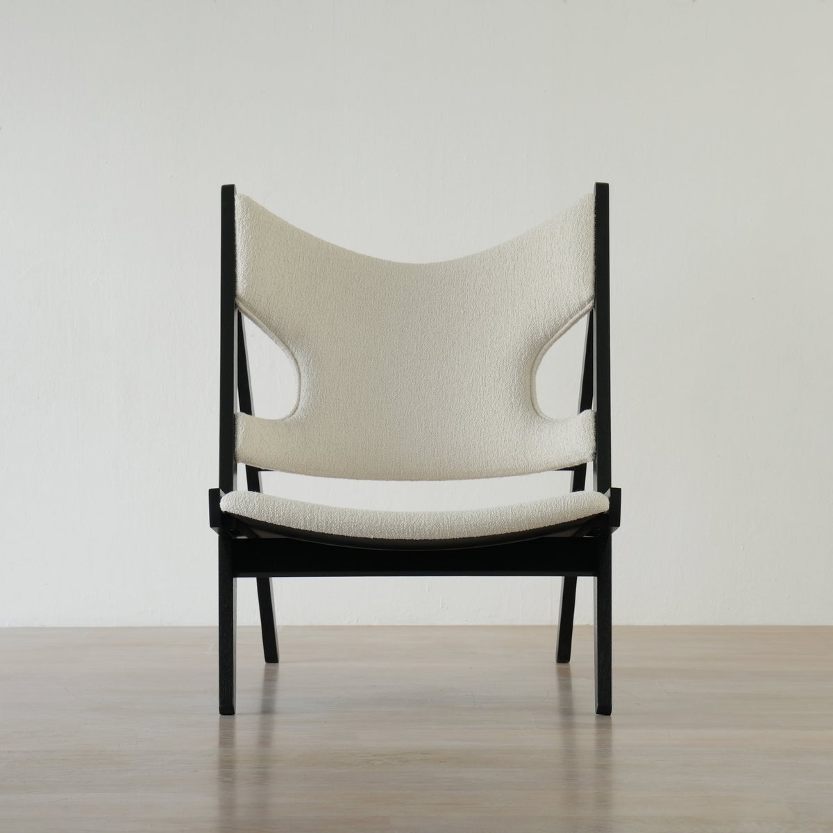 Audo Copenhagen（オドー・コペンハーゲン） / KNITTING LOUNGE CHAIR（ニッティング ラウンジチェア） / Black stained solid oak / Barnum Boucle（バーナム ブークレ） COL-24 オフホワイト（2025年限定カラー）