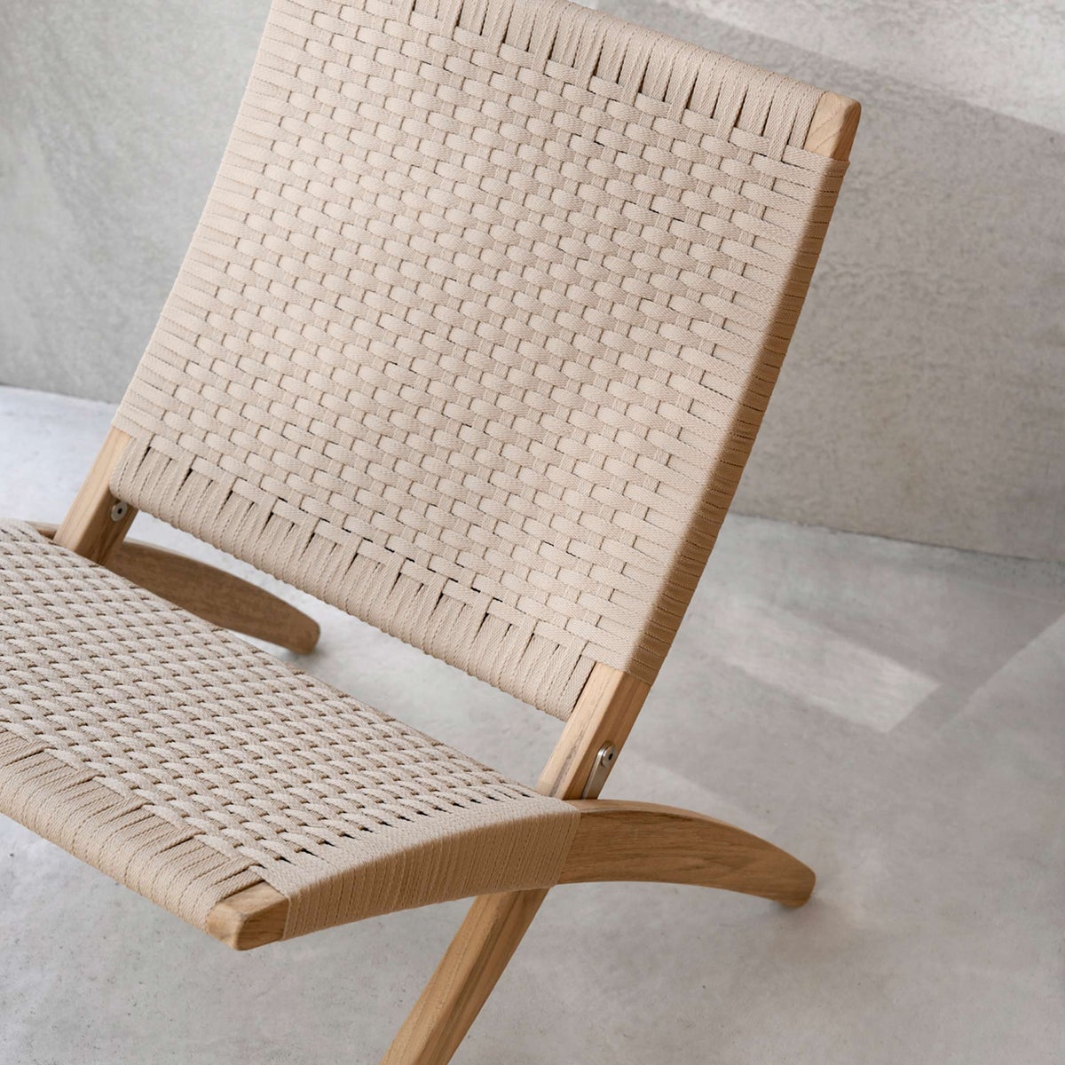 《セットA》CARL HANSEN & SON （カール・ハンセン＆サン） / MG501 キューバチェア（チーク材・無塗装・フラットロープ セサミ）1脚＋E023 コーヒーテーブル（φ48）1台＋BM1069（トレイ）1台