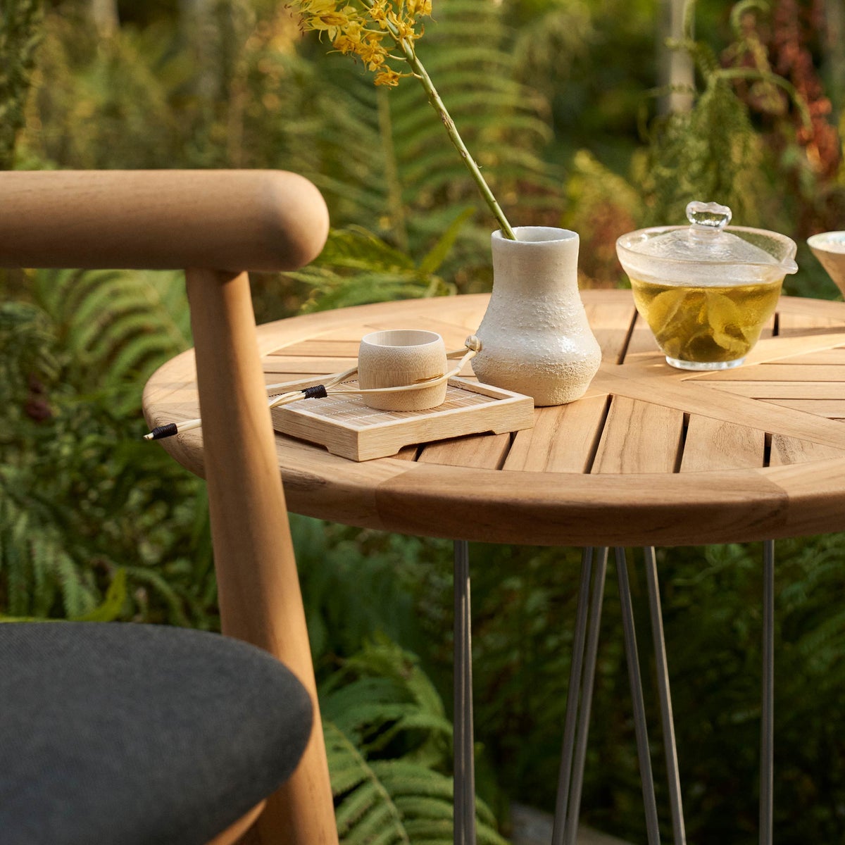 《セットA》CARL HANSEN & SON （カール・ハンセン＆サン） / MG501 キューバチェア（チーク材・無塗装・フラットロープ セサミ）1脚＋E023 コーヒーテーブル（φ48）1台＋BM1069（トレイ）1台