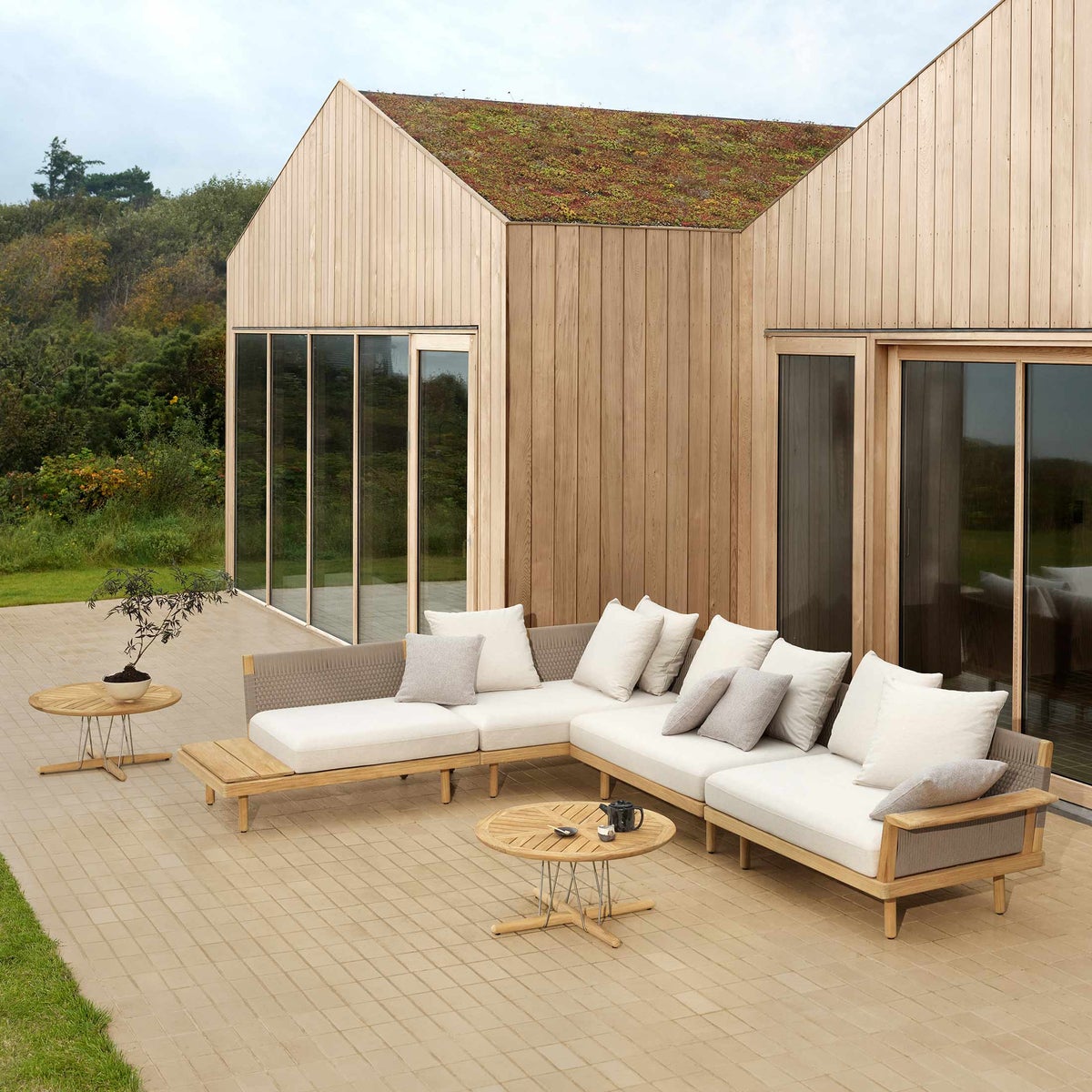 CARL HANSEN & SON（カール・ハンセン＆サン） / E023 EMBRACE OUTDOOR LOUNGE TABLE / チーク材・無塗装・スチールワイヤー脚 / φ80cm / ラウンジテーブル