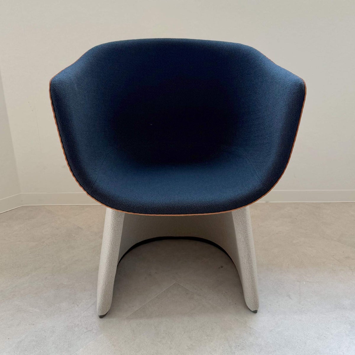 FRITZ HANSEN（フリッツ・ハンセン） / MONOLIT（モノリット） / CM231 / Vidar（ヴィダー）0182 アンスラサイト×0222 ベージュ / レザーパイピングありモデル / ラウンジチェア