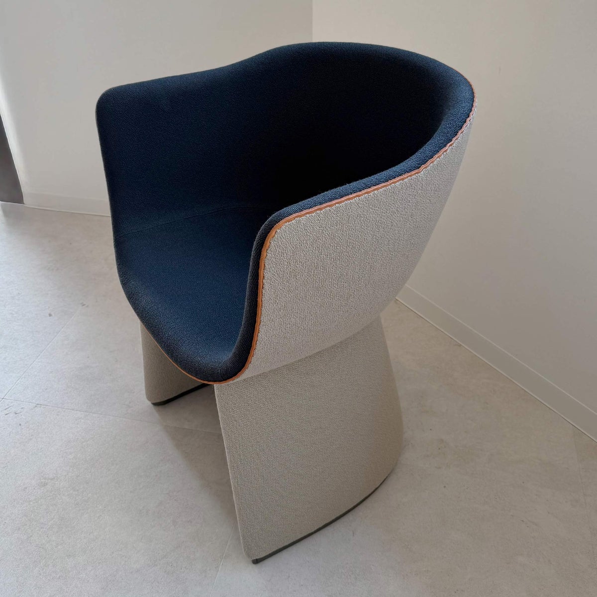 FRITZ HANSEN（フリッツ・ハンセン） / MONOLIT（モノリット） / CM231 / Vidar（ヴィダー）0182 アンスラサイト×0222 ベージュ / レザーパイピングありモデル / ラウンジチェア