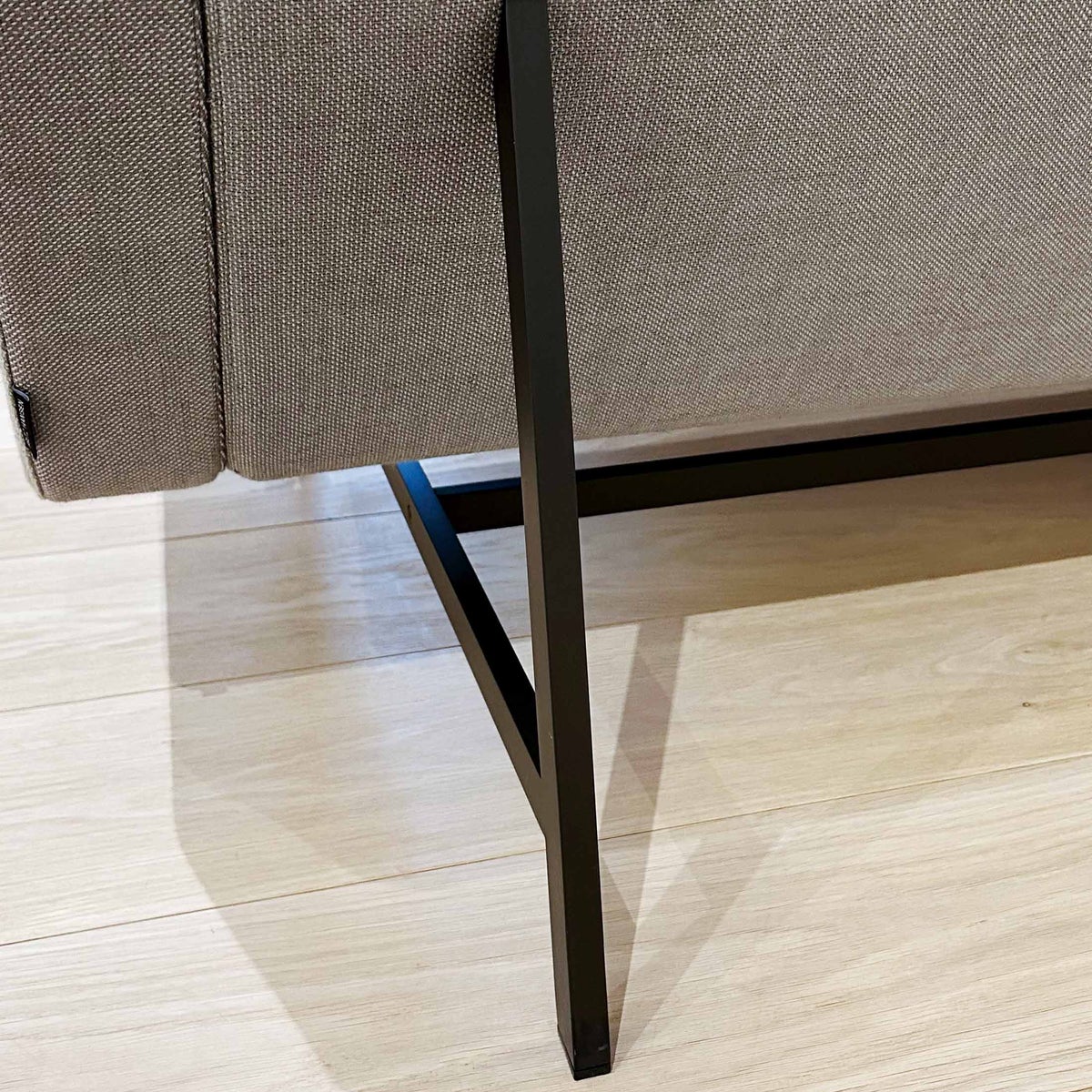 FRITZ HANSEN（フリッツ・ハンセン） / LISSONI（リッソーニソファ） / PL114S L（左用） / 4シーター コーナーソファ / Sunniva 153（スニバ）ライトグレー / ブラウンブロンズ脚