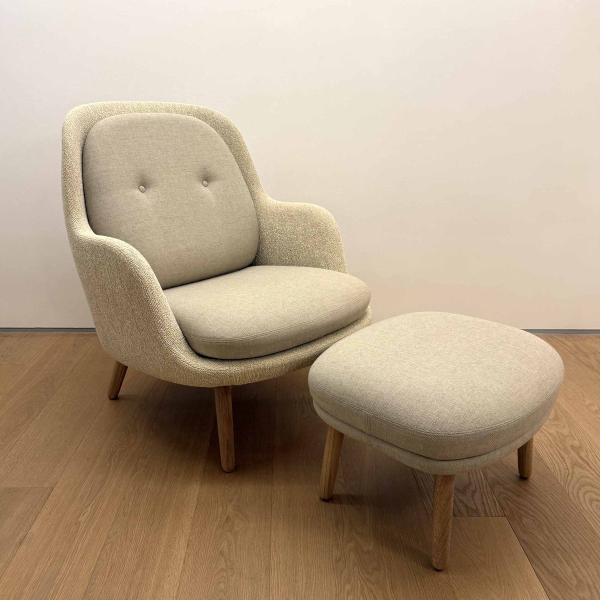 【ポイント20倍】【アウトレット】FRITZ HANSEN（フリッツ・ハンセン） / FRI（フリチェア） フットスツールセット / ウッドベース / Sunniva（スニバ）233 ライトベージュ×Moss（モス）0019 ゴールデンベージュ / ラウンジチェア