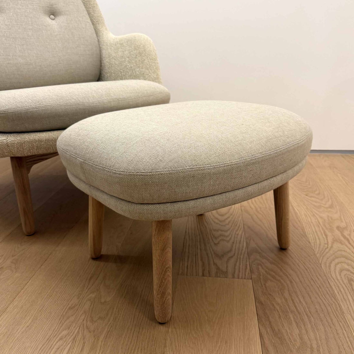 【ポイント20倍】【アウトレット】FRITZ HANSEN（フリッツ・ハンセン） / FRI（フリチェア） フットスツールセット / ウッドベース / Sunniva（スニバ）233 ライトベージュ×Moss（モス）0019 ゴールデンベージュ / ラウンジチェア