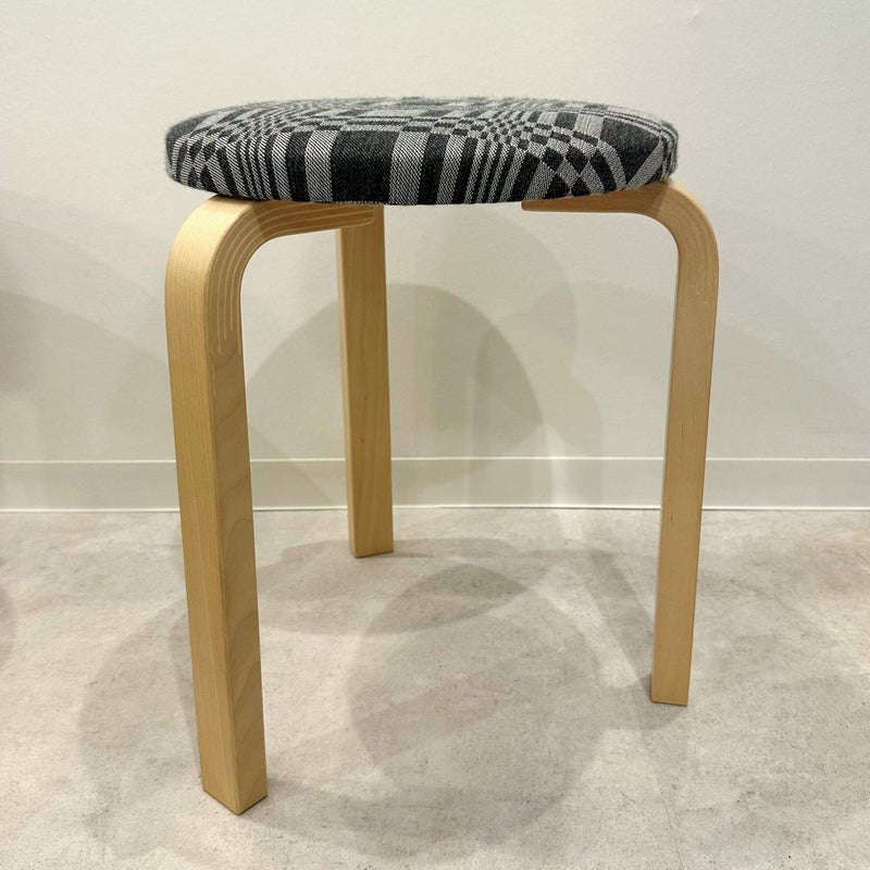 CONNECT別注　Artek（アルテック） × JOHANNA GULLICHSEN（ヨハンナ・グリクセン） / STOOL 60 （スツール60） / バーチ材 / 座面・Fabric Contract / ドリス・グレイ