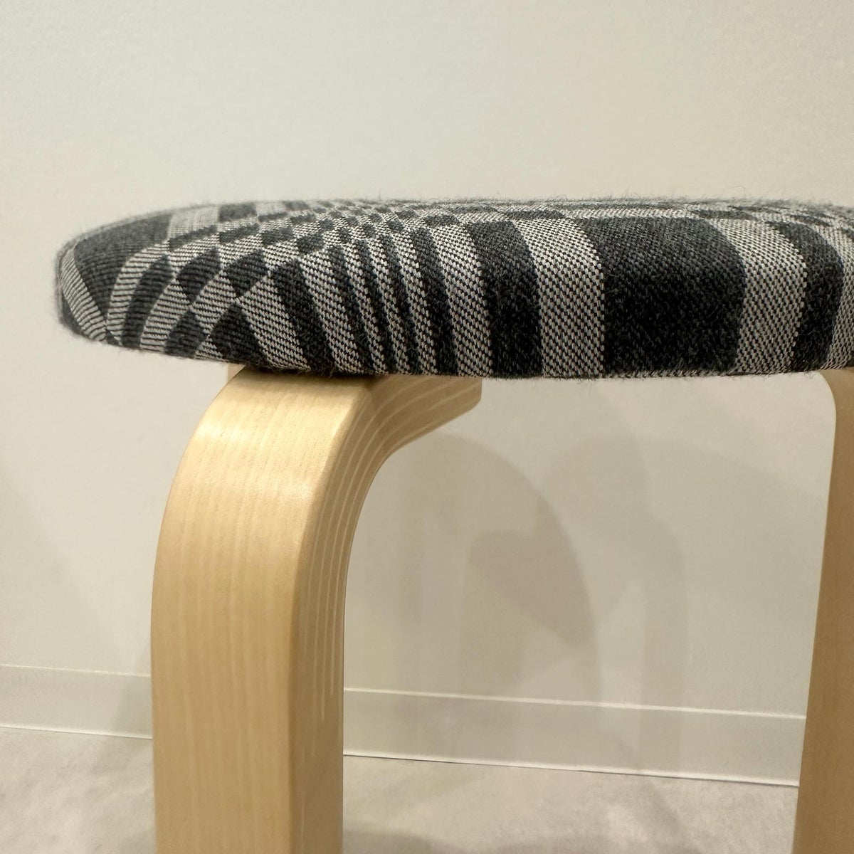 CONNECT別注　Artek（アルテック） × JOHANNA GULLICHSEN（ヨハンナ・グリクセン） / STOOL 60 （スツール60） / バーチ材 / 座面・Fabric Contract / ドリス・グレイ