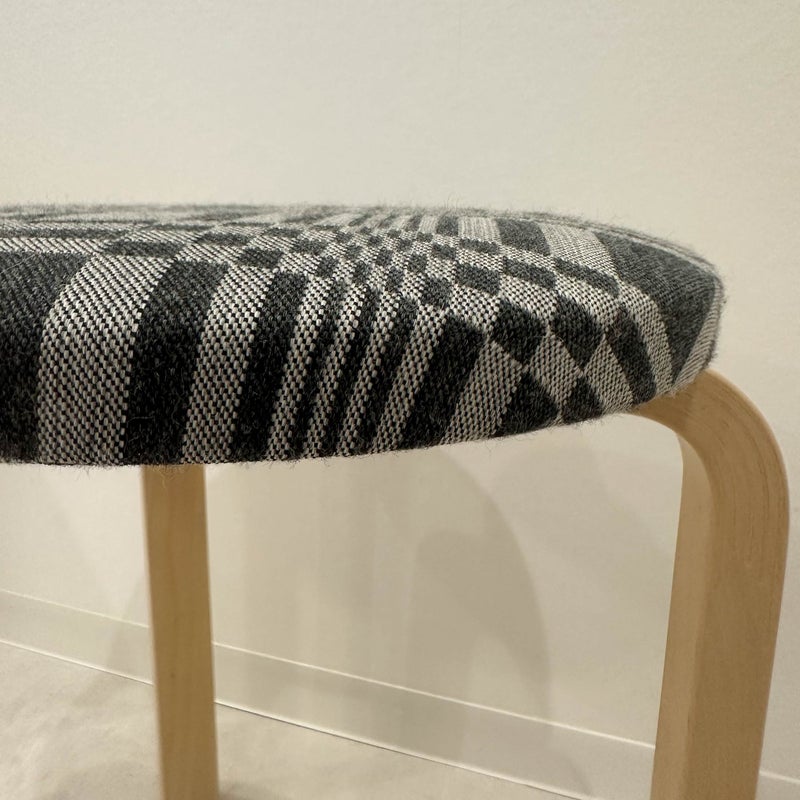 CONNECT別注　Artek（アルテック） × JOHANNA GULLICHSEN（ヨハンナ・グリクセン） / STOOL 60 （スツール60） / バーチ材 / 座面・Fabric Contract / ドリス・グレイ