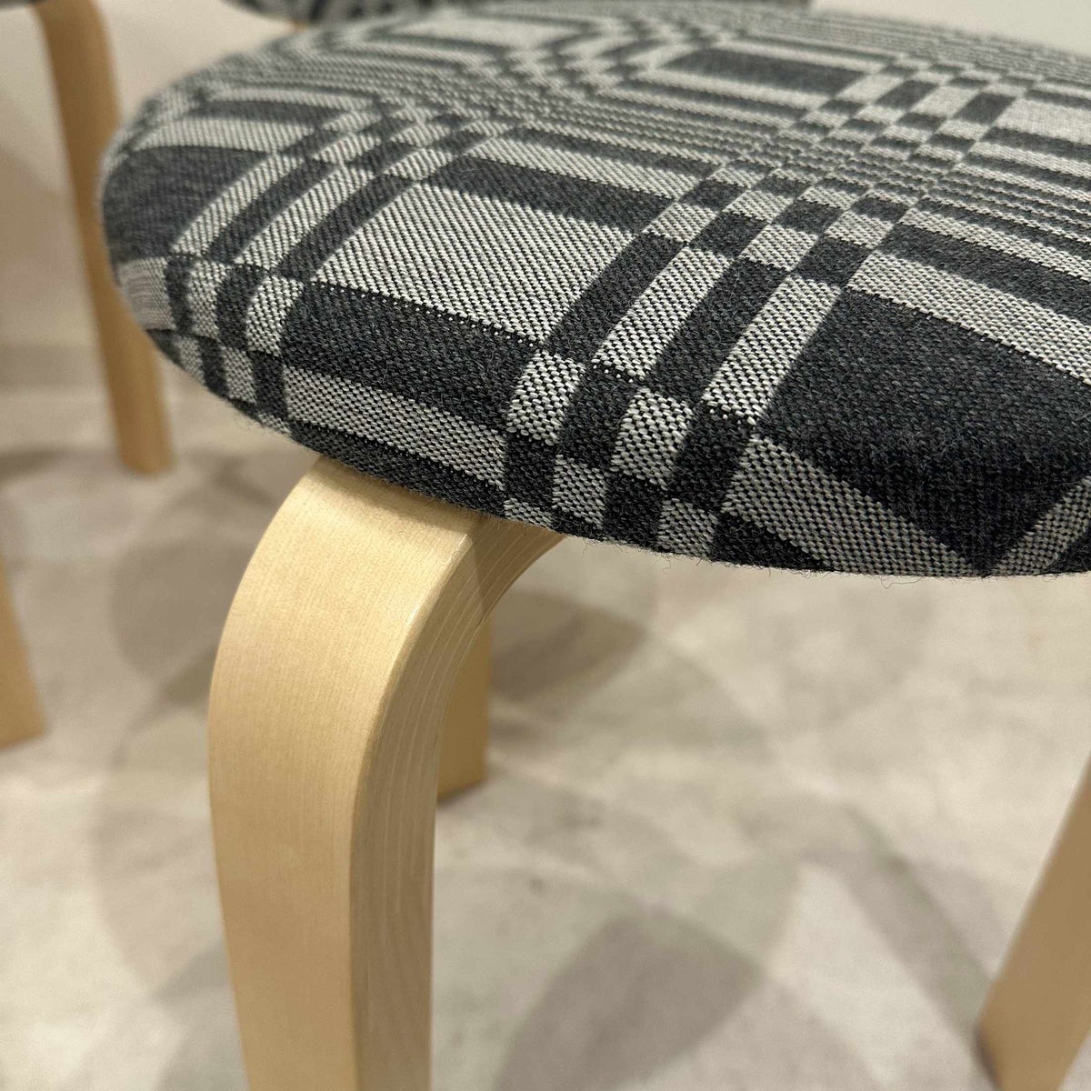 CONNECT別注　Artek（アルテック） × JOHANNA GULLICHSEN（ヨハンナ・グリクセン） / STOOL 60 （スツール60） / バーチ材 / 座面・Fabric Contract / ドリス・グレイ
