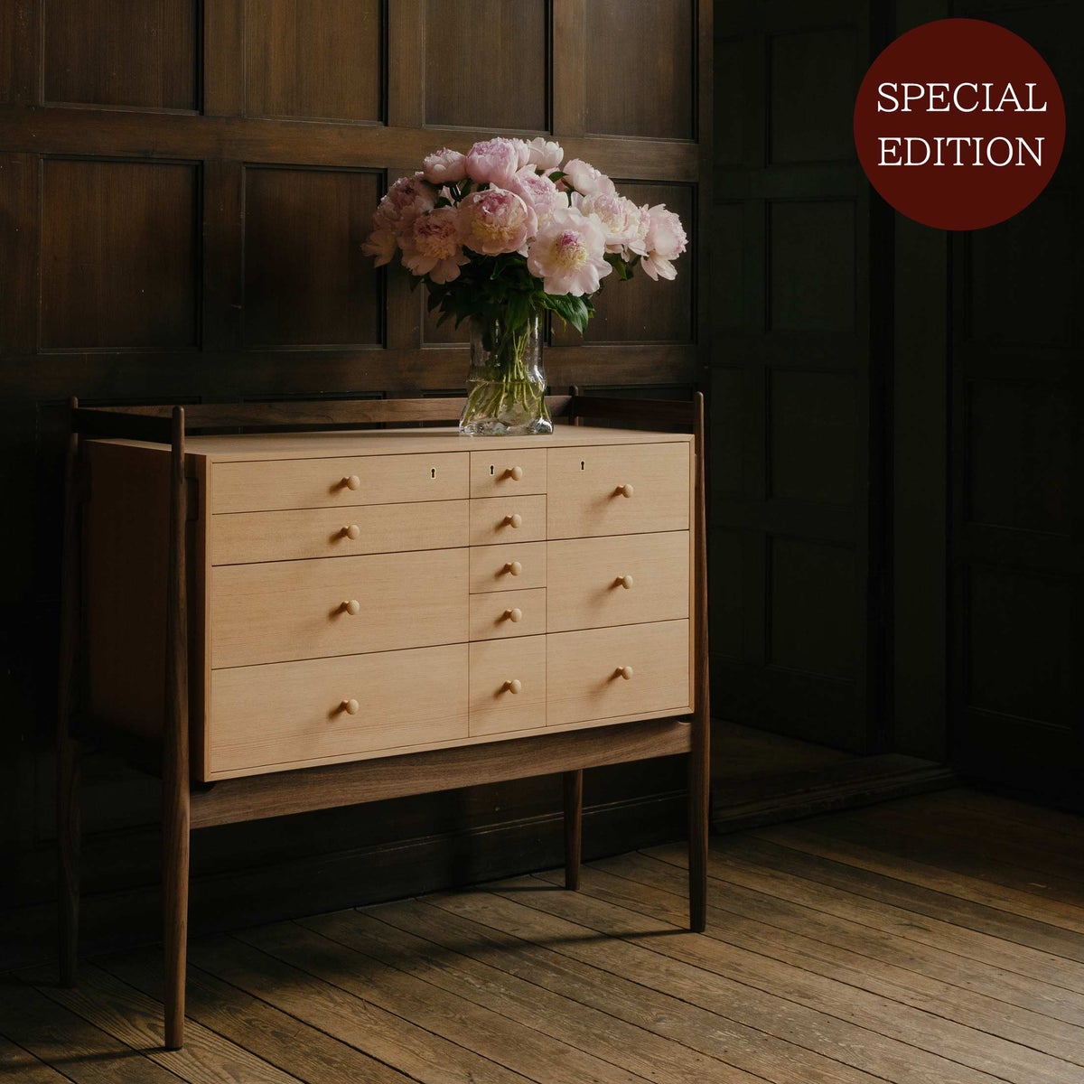 HOUSE OF FINN JUHL（ハウス・オブ・フィンユール） / SILVERWARE CABINET（シルバーウェア キャビネット） / ウォルナット材・オレゴンパイン材・オイル仕上げ / Special Edition The Collaboration with Kay Bojesen / 銀食器付き