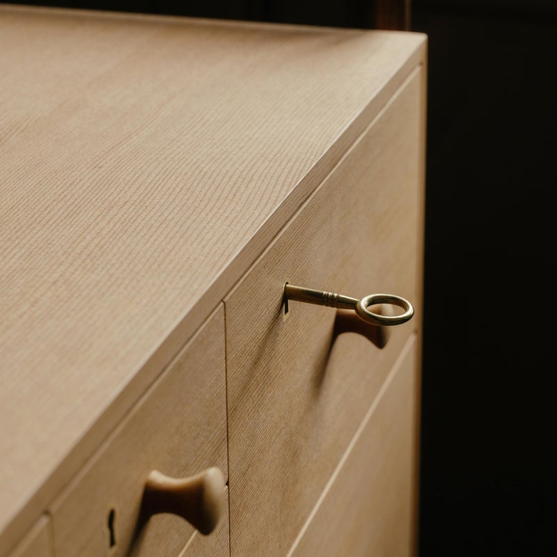 HOUSE OF FINN JUHL（ハウス・オブ・フィンユール） / SILVERWARE CABINET（シルバーウェア キャビネット） / ウォルナット材・オレゴンパイン材・オイル仕上げ / Special Edition The Collaboration with Kay Bojesen / 銀食器付き