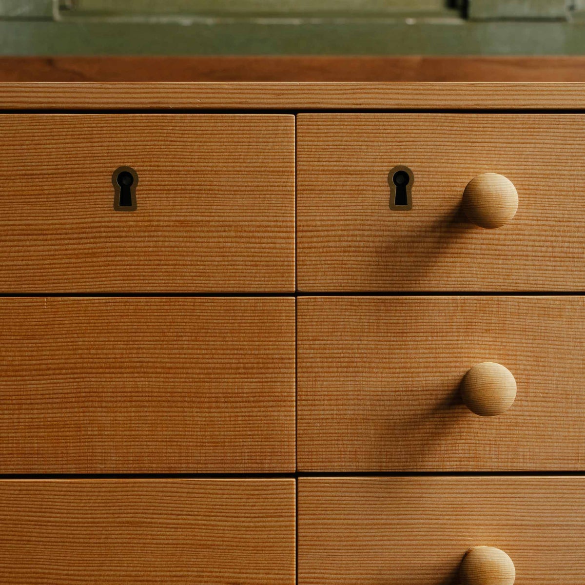 HOUSE OF FINN JUHL（ハウス・オブ・フィンユール） / SILVERWARE CABINET（シルバーウェア キャビネット） / ウォルナット材・オレゴンパイン材・オイル仕上げ / Special Edition The Collaboration with Kay Bojesen / 銀食器付き
