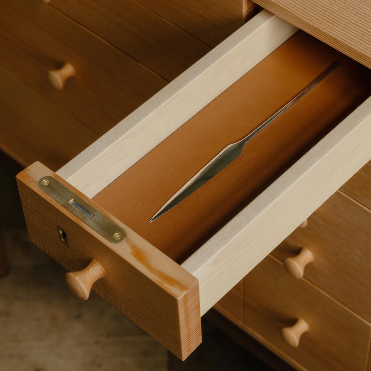 HOUSE OF FINN JUHL（ハウス・オブ・フィンユール） / SILVERWARE CABINET（シルバーウェア キャビネット） / ウォルナット材・オレゴンパイン材・オイル仕上げ / Special Edition The Collaboration with Kay Bojesen / 銀食器付き