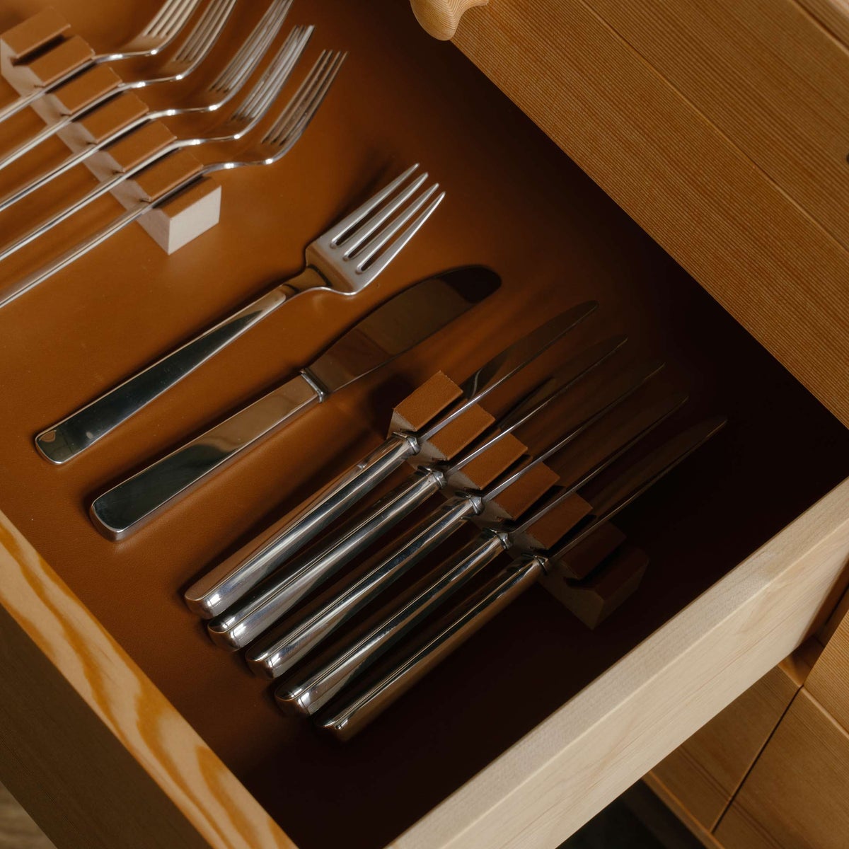 HOUSE OF FINN JUHL（ハウス・オブ・フィンユール） / SILVERWARE CABINET（シルバーウェア キャビネット） / ウォルナット材・オレゴンパイン材・オイル仕上げ / Special Edition The Collaboration with Kay Bojesen / 銀食器付き