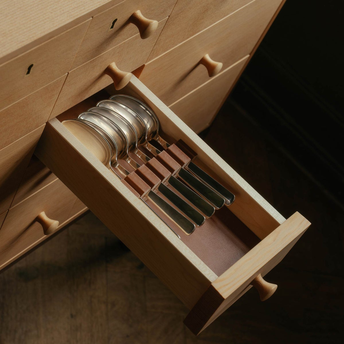 HOUSE OF FINN JUHL（ハウス・オブ・フィンユール） / SILVERWARE CABINET（シルバーウェア キャビネット） / ウォルナット材・オレゴンパイン材・オイル仕上げ / Special Edition The Collaboration with Kay Bojesen / 銀食器付き