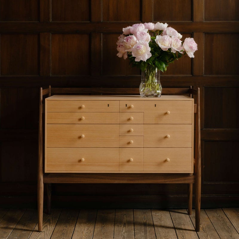 HOUSE OF FINN JUHL（ハウス・オブ・フィンユール） / SILVERWARE CABINET（シルバーウェア キャビネット） / ウォルナット材・オレゴンパイン材・オイル仕上げ / Special Edition The Collaboration with Kay Bojesen / 銀食器付き