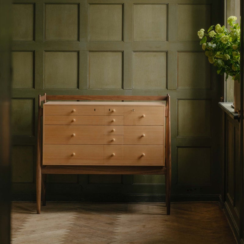HOUSE OF FINN JUHL（ハウス・オブ・フィンユール） / SILVERWARE CABINET（シルバーウェア キャビネット） / ウォルナット材・オレゴンパイン材・オイル仕上げ / Standard version