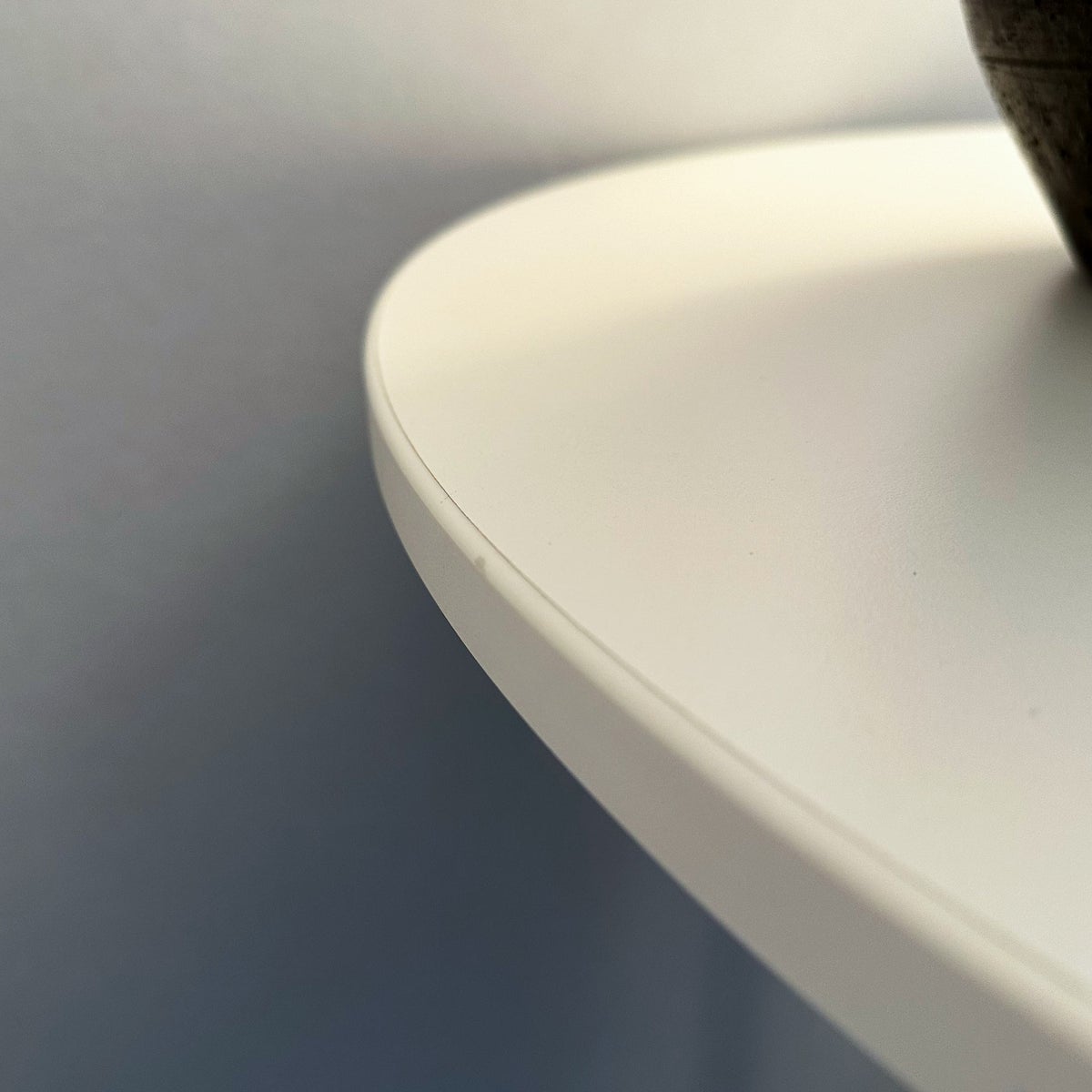 Vitra（ヴィトラ） / Bistro Stand-up Table（ビストロ スタンドアップテーブル）Φ796 / メラミンホワイト天板 / ベーシックダーク脚・パウダーコート仕上げ / ラウンドテーブル