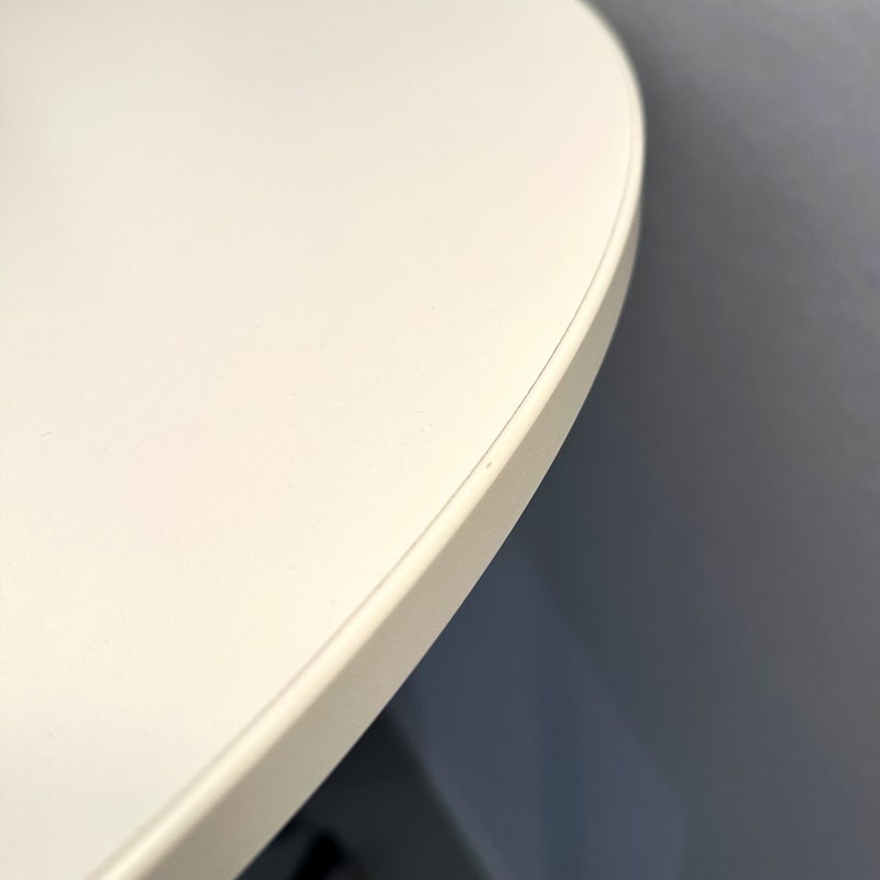 Vitra（ヴィトラ） / Bistro Stand-up Table（ビストロ スタンドアップテーブル）Φ796 / メラミンホワイト天板 / ベーシックダーク脚・パウダーコート仕上げ / ラウンドテーブル