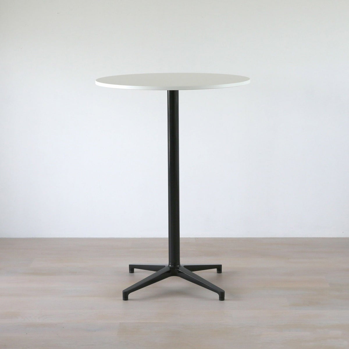 Vitra（ヴィトラ） / Bistro Stand-up Table（ビストロ スタンドアップテーブル）Φ796 / メラミンホワイト天板 / ベーシックダーク脚・パウダーコート仕上げ / ラウンドテーブル