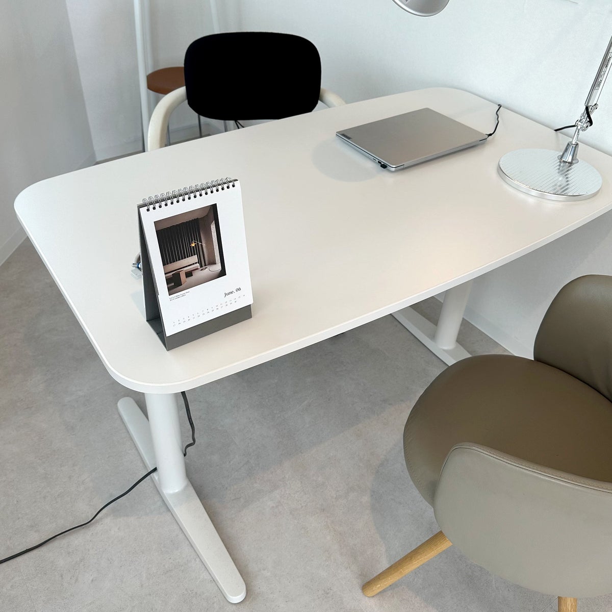 Vitra（ヴィトラ） / Tyde 2 Home Desk board shape（タイド2 ホームデスク バレル） / メラミン天板 / ソフトライト脚・パウダーコート仕上げ / 130×75cm / 電動昇降デスク