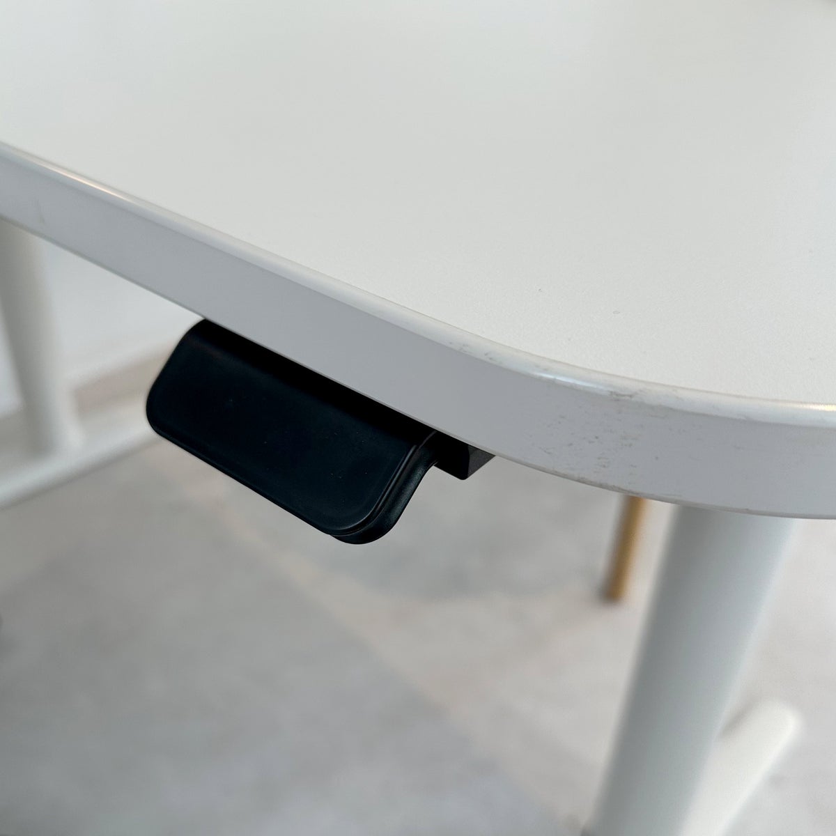 Vitra（ヴィトラ） / Tyde 2 Home Desk board shape（タイド2 ホームデスク バレル） / メラミン天板 / ソフトライト脚・パウダーコート仕上げ / 130×75cm / 電動昇降デスク