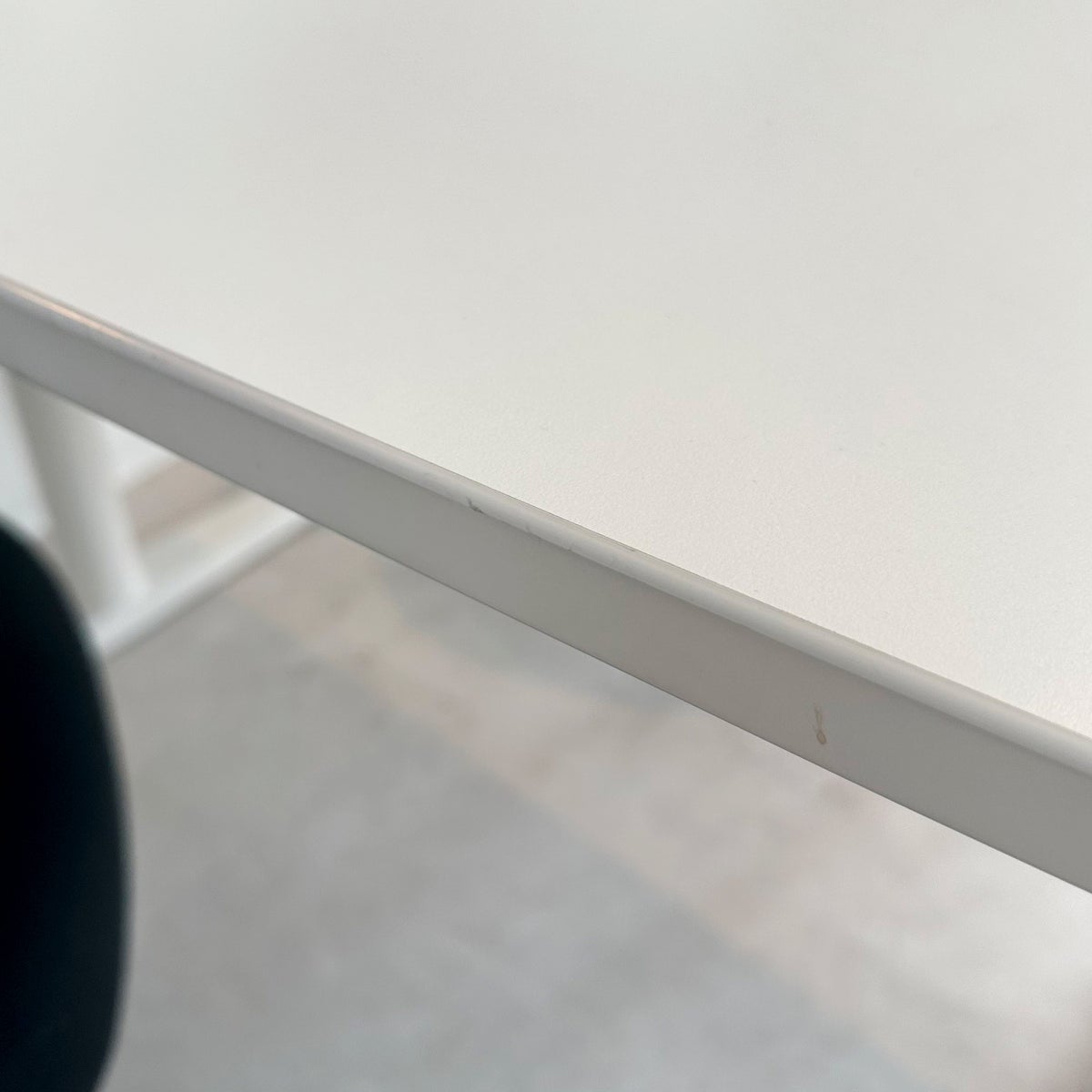 Vitra（ヴィトラ） / Tyde 2 Home Desk board shape（タイド2 ホームデスク バレル） / メラミン天板 / ソフトライト脚・パウダーコート仕上げ / 130×75cm / 電動昇降デスク