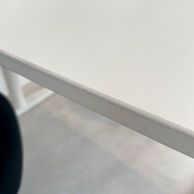 Vitra（ヴィトラ） / Tyde 2 Home Desk board shape（タイド2 ホームデスク バレル） / メラミン天板 / ソフトライト脚・パウダーコート仕上げ / 130×75cm / 電動昇降デスク