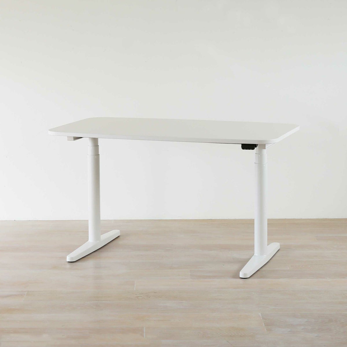 Vitra（ヴィトラ） / Tyde 2 Home Desk board shape（タイド2 ホームデスク バレル） / メラミン天板 / ソフトライト脚・パウダーコート仕上げ / 130×75cm / 電動昇降デスク