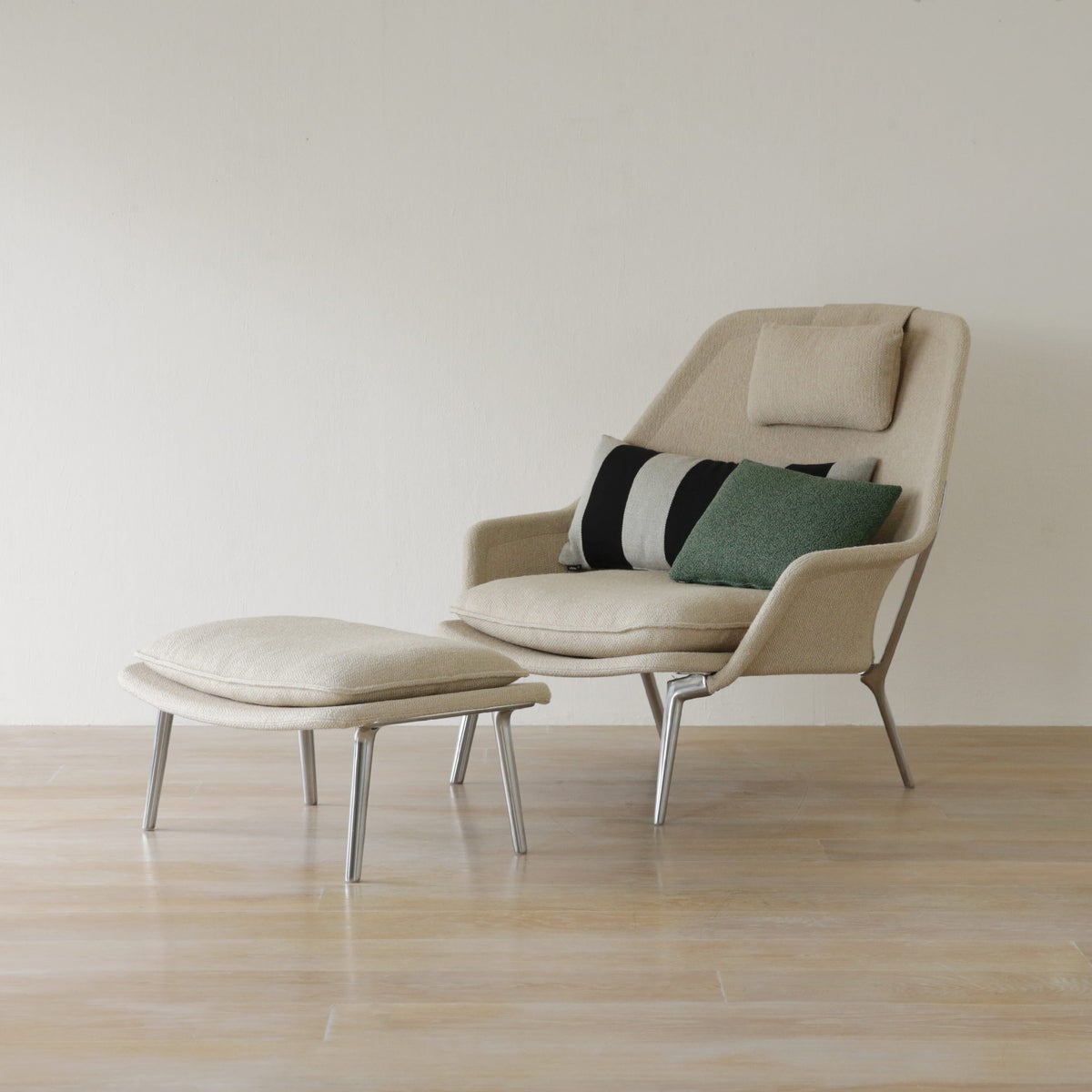 Vitra（ヴィトラ） / Slow Chair（スローチェア） / Flocca（フロッカ） / オットマン付 / バッククッション 2個付 / ネッククッション付