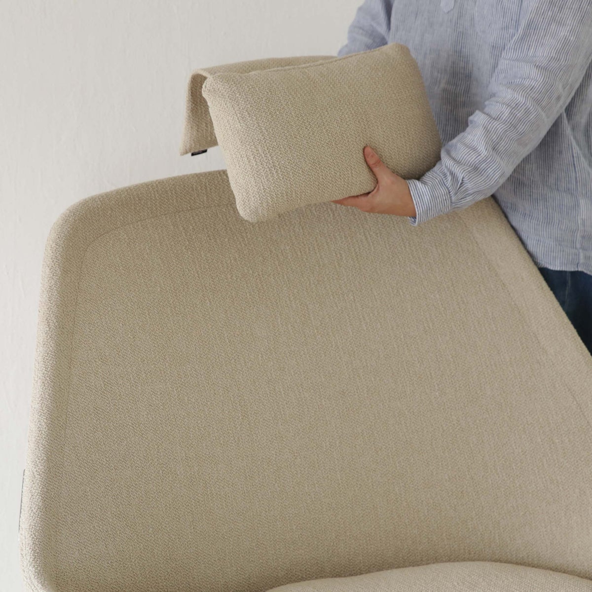 Vitra（ヴィトラ） / Slow Chair（スローチェア） / Flocca（フロッカ） / オットマン付 / バッククッション 2個付 / ネッククッション付