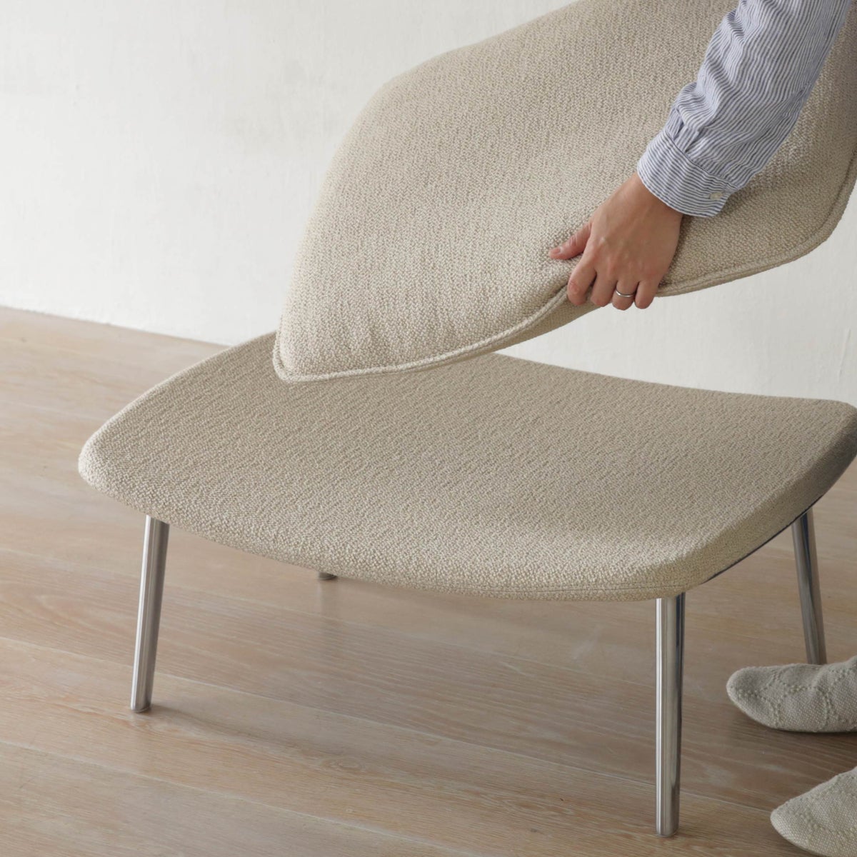Vitra（ヴィトラ） / Slow Chair（スローチェア） / Flocca（フロッカ） / オットマン付 / バッククッション 2個付 / ネッククッション付