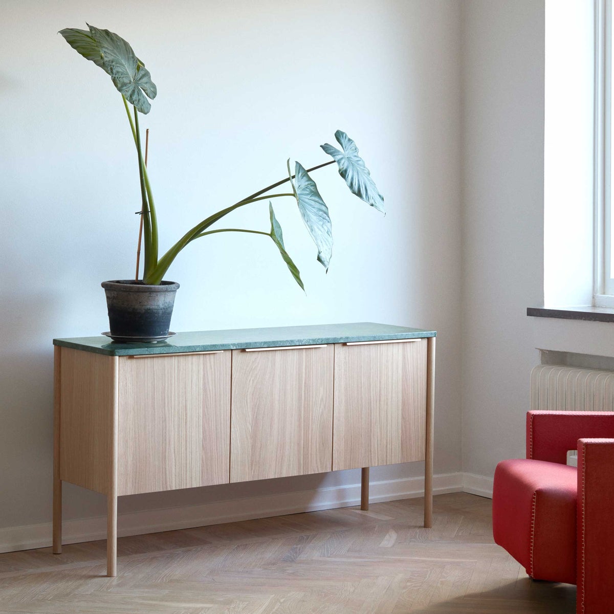 FRITZ HANSEN（フリッツ・ハンセン） / SKAGERAK（スカゲラック） / Jut Cabinet（ジュット キャビネット） / 大理石・グリーン / オーク材・オイル仕上げ / 収納