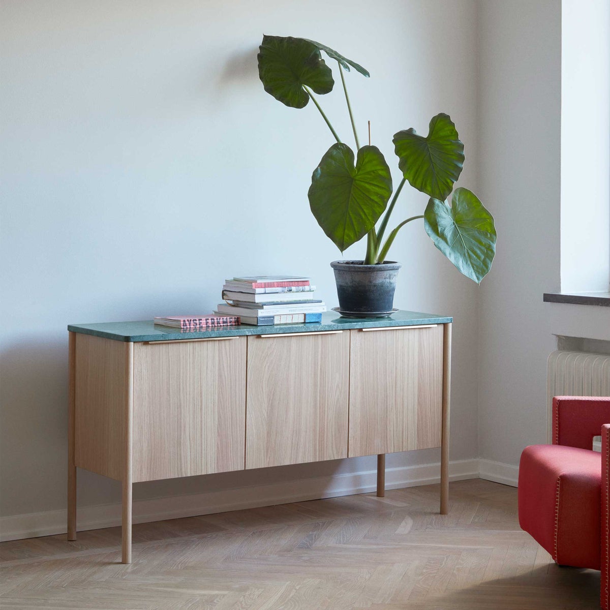 FRITZ HANSEN（フリッツ・ハンセン） / SKAGERAK（スカゲラック） / Jut Cabinet（ジュット キャビネット） / 大理石・グリーン / オーク材・オイル仕上げ / 収納