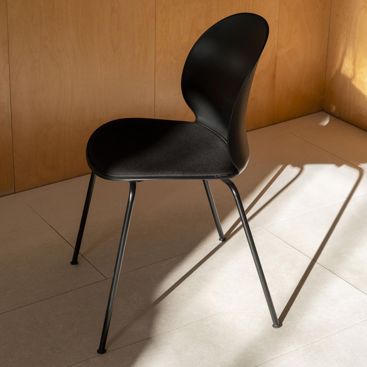 FRITZ HANSEN（フリッツ・ハンセン） / N02 RECYCLE（リサイクル） / N02-10SU / TECHNICOLOUR 0190 / ブラック / シートパディングチェア