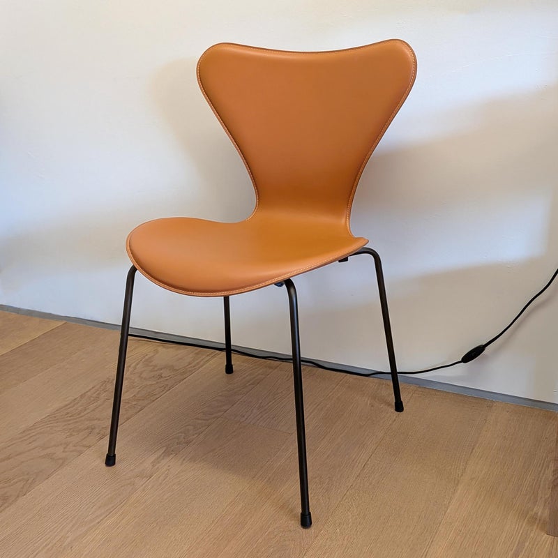 FRITZ HANSEN（フリッツ・ハンセン） / SERIES 7（セブンチェア） / TAILORED（テーラード）/ ハーネスレザー / サドルブラウン / フルパディング / ブラウンブロンズ脚
