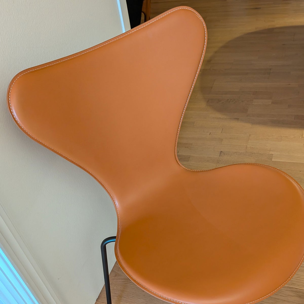 FRITZ HANSEN（フリッツ・ハンセン） / SERIES 7（セブンチェア） / TAILORED（テーラード）/ ハーネスレザー / サドルブラウン / フルパディング / ブラウンブロンズ脚