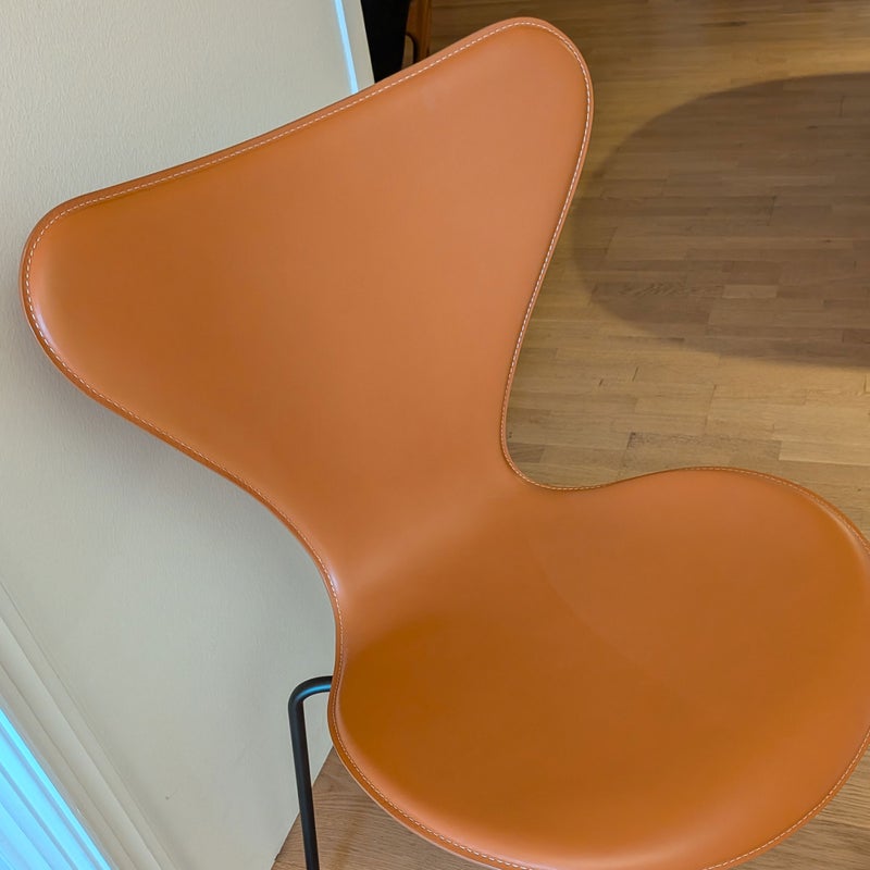 FRITZ HANSEN（フリッツ・ハンセン） / SERIES 7（セブンチェア） / TAILORED（テーラード）/ ハーネスレザー / サドルブラウン / フルパディング / ブラウンブロンズ脚
