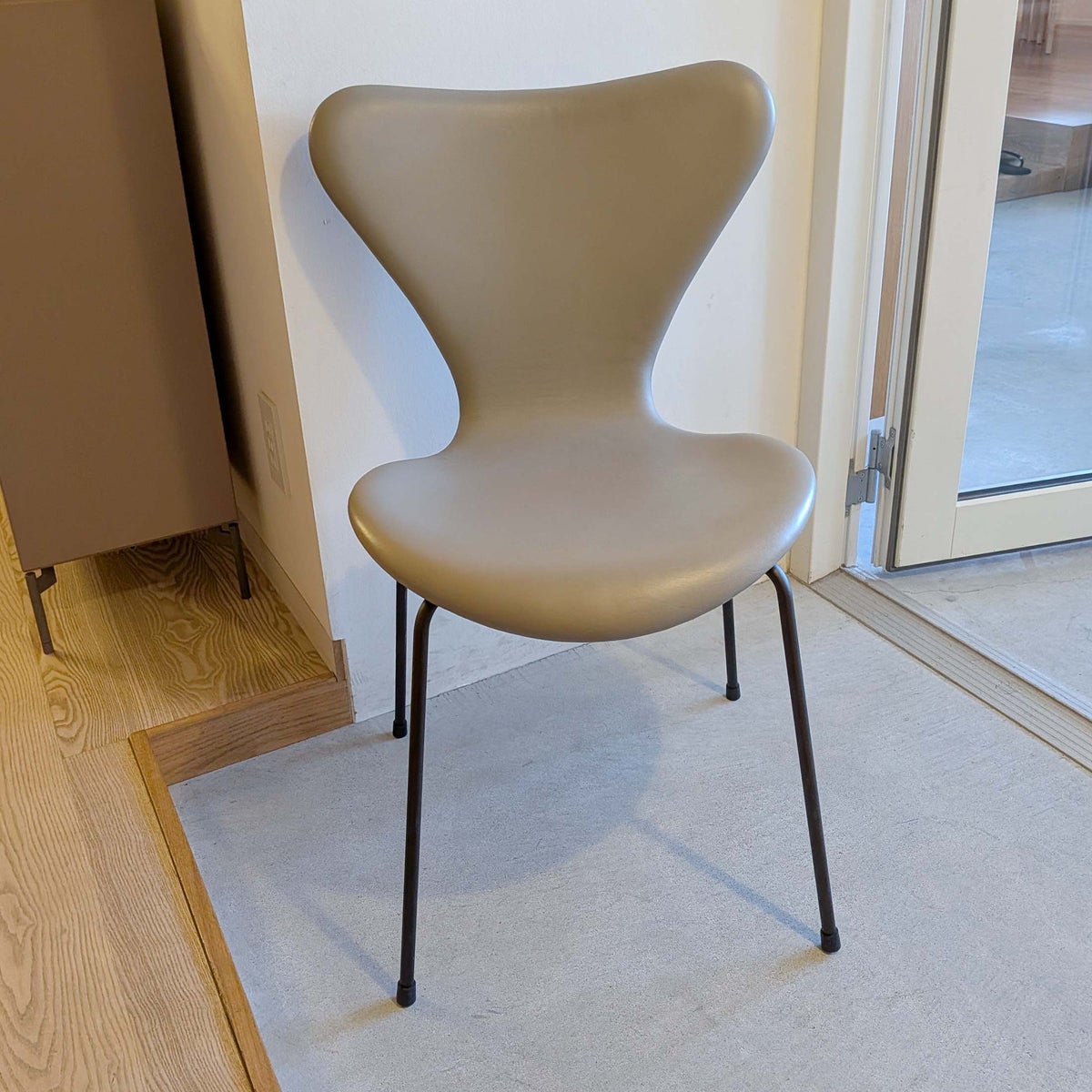 FRITZ HANSEN（フリッツ・ハンセン） / SERIES 7（セブンチェア） / Essential Leather（エッセンシャルレザー） / ライトグレー / フルパディング / ブラウンブロンズ脚