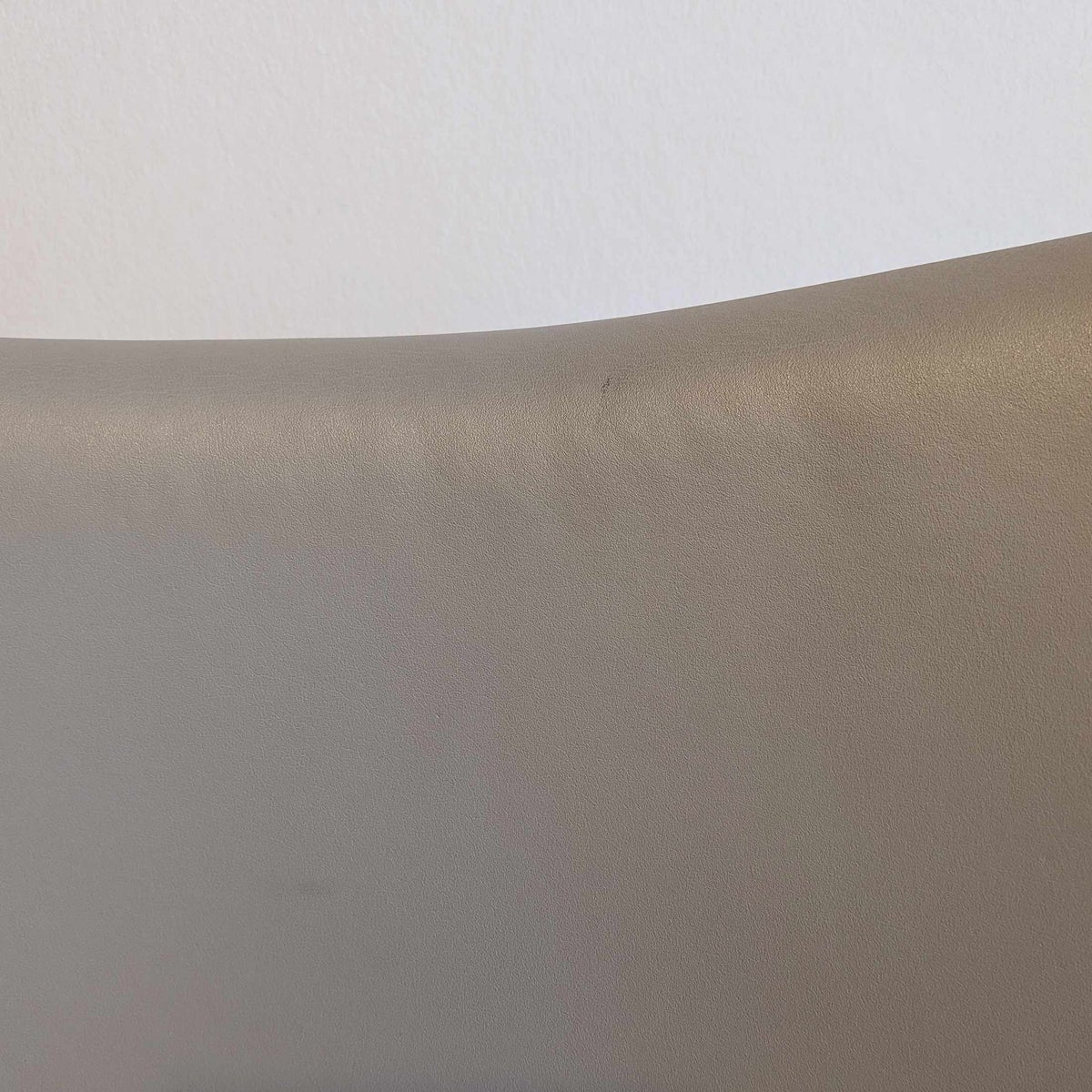 FRITZ HANSEN（フリッツ・ハンセン） / SERIES 7（セブンチェア） / Essential Leather（エッセンシャルレザー） / ライトグレー / フルパディング / ブラウンブロンズ脚