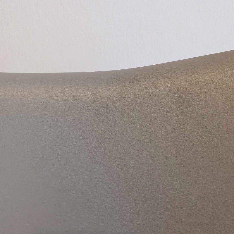 FRITZ HANSEN（フリッツ・ハンセン） / SERIES 7（セブンチェア） / Essential Leather（エッセンシャルレザー） / ライトグレー / フルパディング / ブラウンブロンズ脚