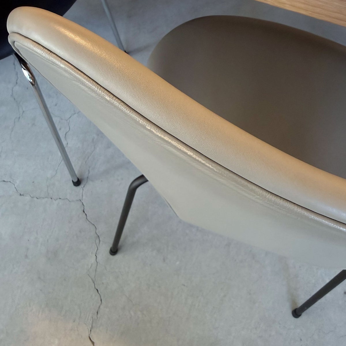 FRITZ HANSEN（フリッツ・ハンセン） / SERIES 7（セブンチェア） / Essential Leather（エッセンシャルレザー） / ライトグレー / フルパディング / ブラウンブロンズ脚