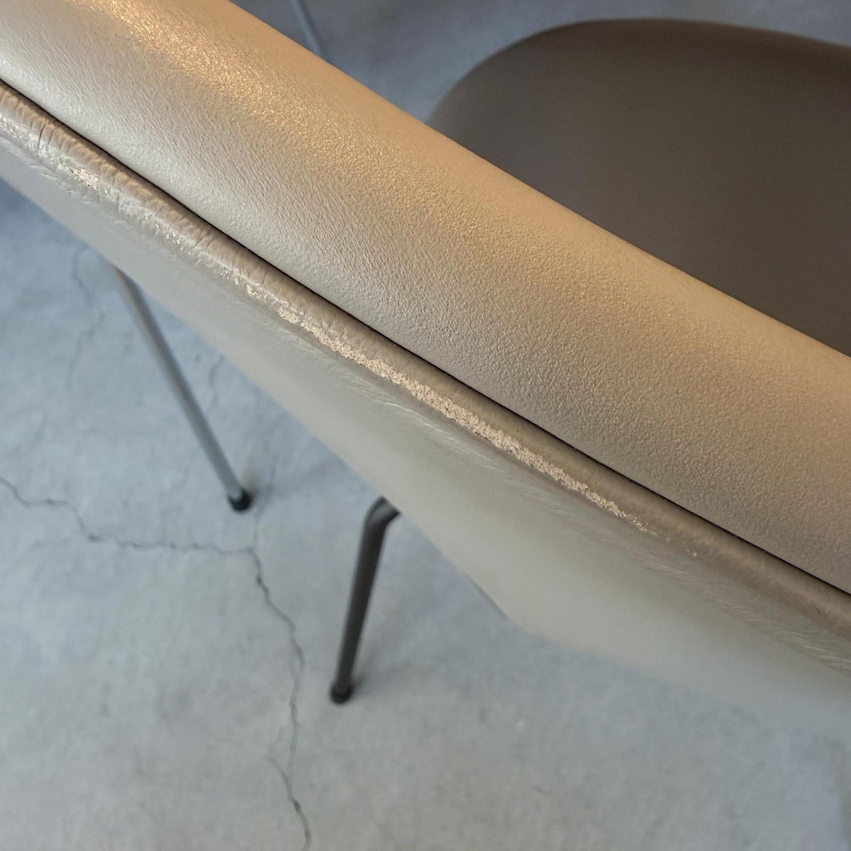 FRITZ HANSEN（フリッツ・ハンセン） / SERIES 7（セブンチェア） / Essential Leather（エッセンシャルレザー） / ライトグレー / フルパディング / ブラウンブロンズ脚