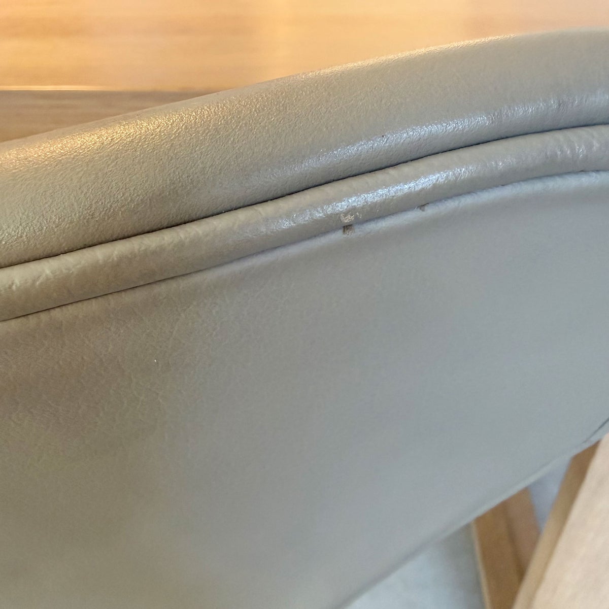 FRITZ HANSEN（フリッツ・ハンセン） / SERIES 7（セブンチェア） / Essential Leather（エッセンシャルレザー） / ライトグレー / フルパディング / ブラウンブロンズ脚