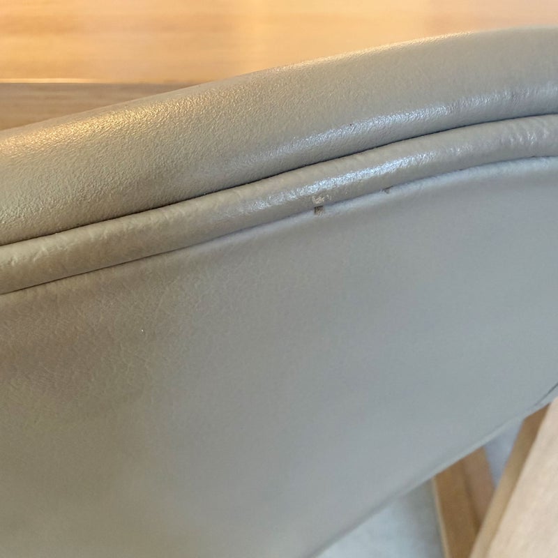 FRITZ HANSEN（フリッツ・ハンセン） / SERIES 7（セブンチェア） / Essential Leather（エッセンシャルレザー） / ライトグレー / フルパディング / ブラウンブロンズ脚