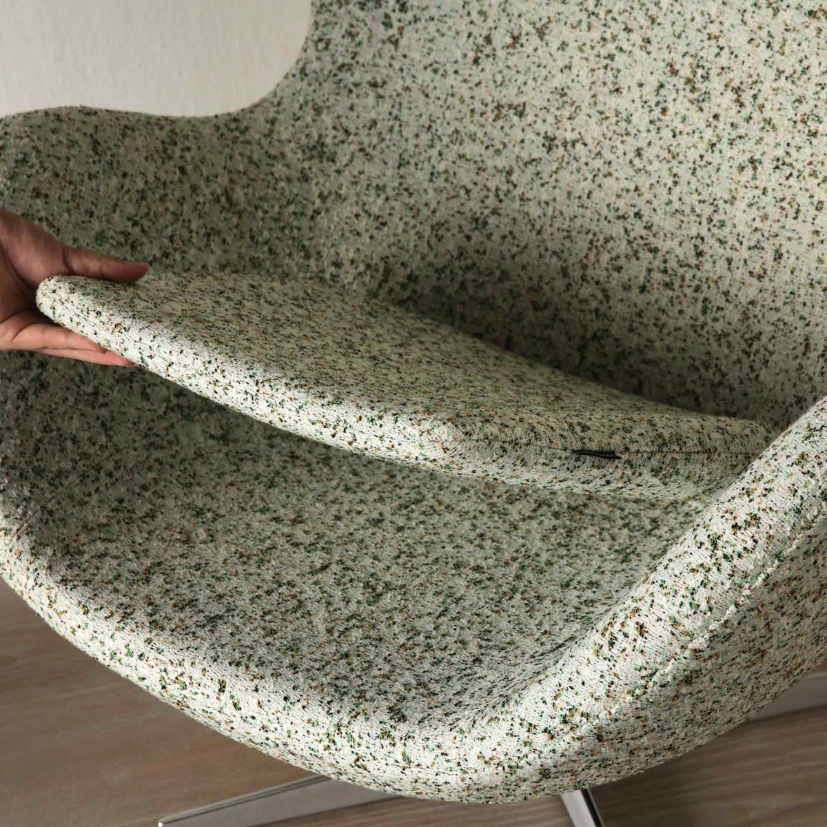 【数量限定】FRITZ HANSEN（フリッツ・ハンセン） / EGG（エッグチェア）Atom Edition / ラウンジチェア / Atom 0124 / ステンレススチール脚（サテン仕上げ）
