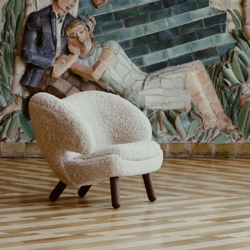 HOUSE OF FINN JUHL（ハウス・オブ・フィンユール） / PELICAN CHAIR（ペリカン チェア） / ウォルナット材・オイル仕上げ / Sheepskin（シープスキン） Moonlight